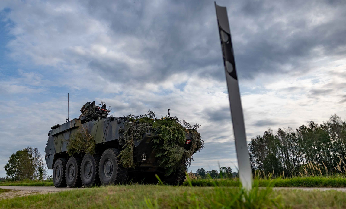 Piranha på lettisk vej på øvelse.