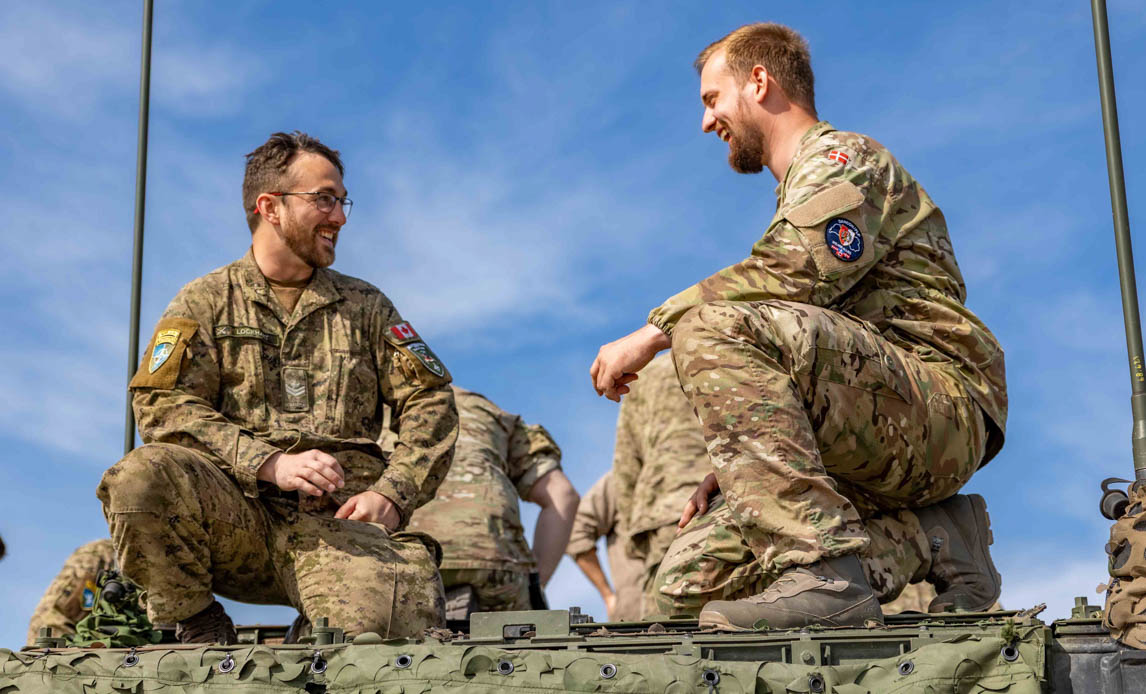 dansk og canadisk soldat på en kampvogn