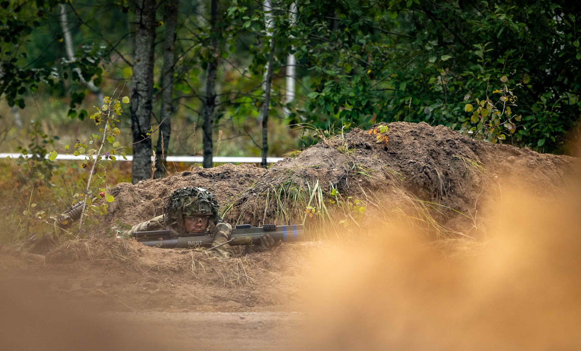 Dansk soldat ligger i en grøft i letland