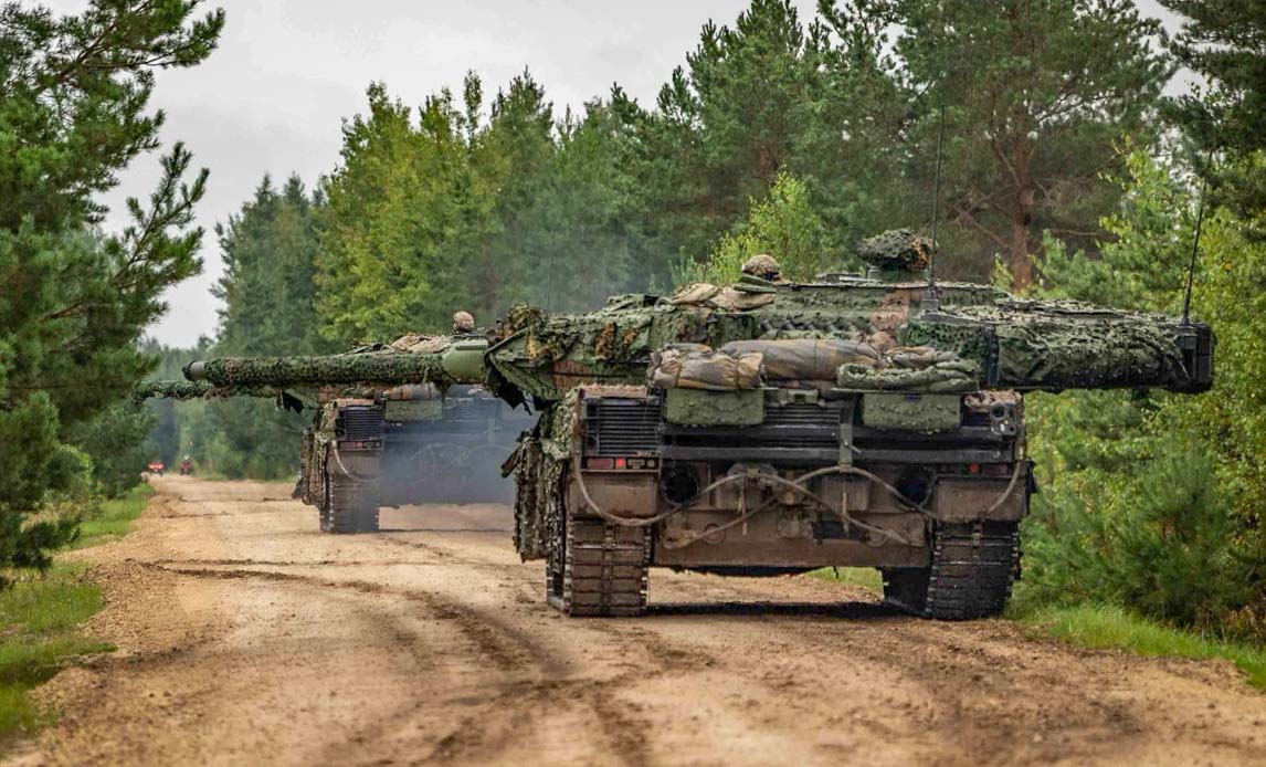 Danske kampvogne på øvelse i Letland.