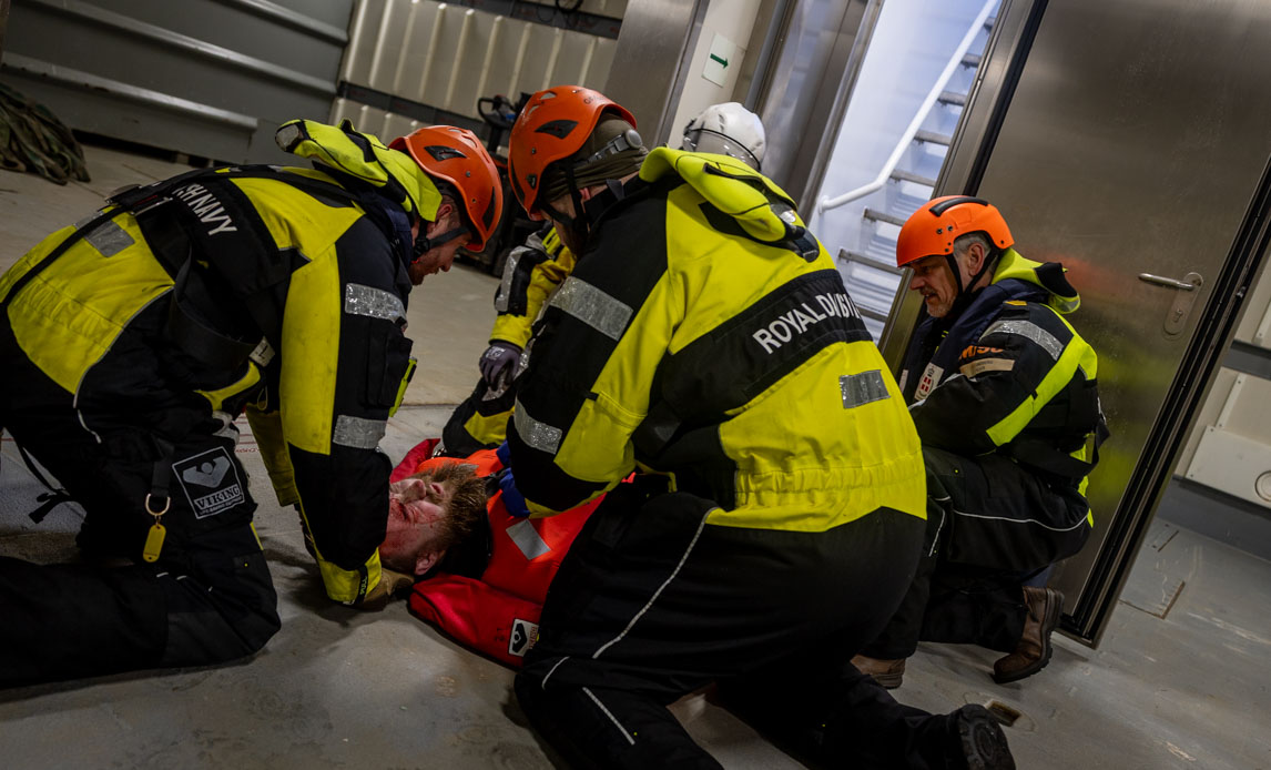 Soldater fra Søværnet udfører førstehjælp på moment under øvelse