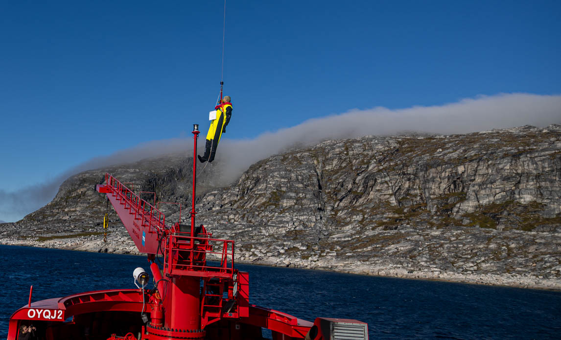 person bliver hoistet op i helikopter