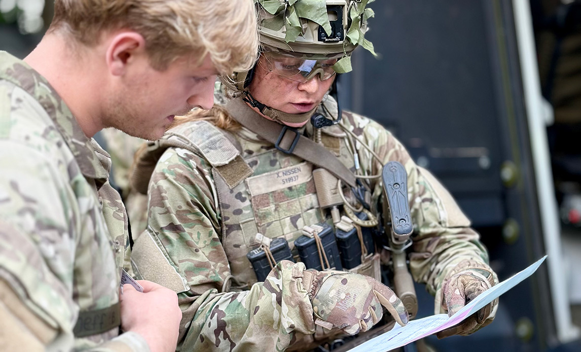 Et kursus hos Trænregimentet giver medicinstuderende teoretisk og praktisk indsigt i opgaverne hos Forsvarets læger. Medicinstuderende i samtale med sanitetssoldat