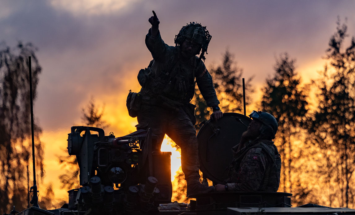 Dansk soldat på øvelse i Letland.