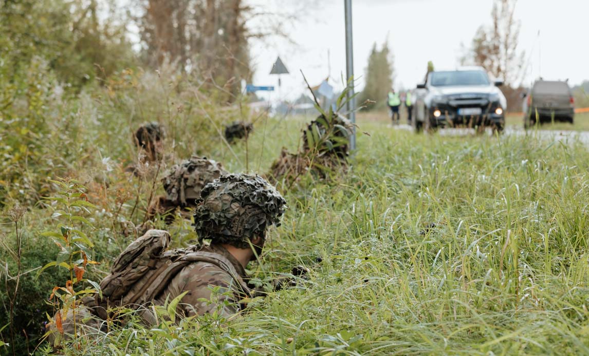 danske soldater i vejkant i Letland