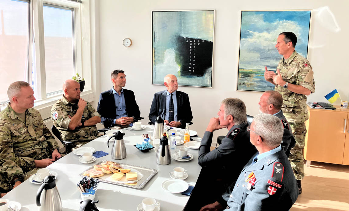 Chefen for Flyverkommandoen på besøg på i en kommune