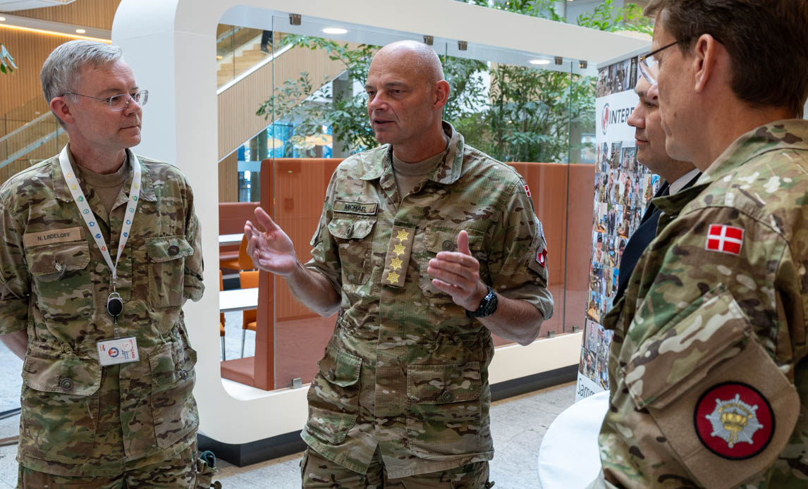 Forsvarschefen på besøg hos TotalEnergies