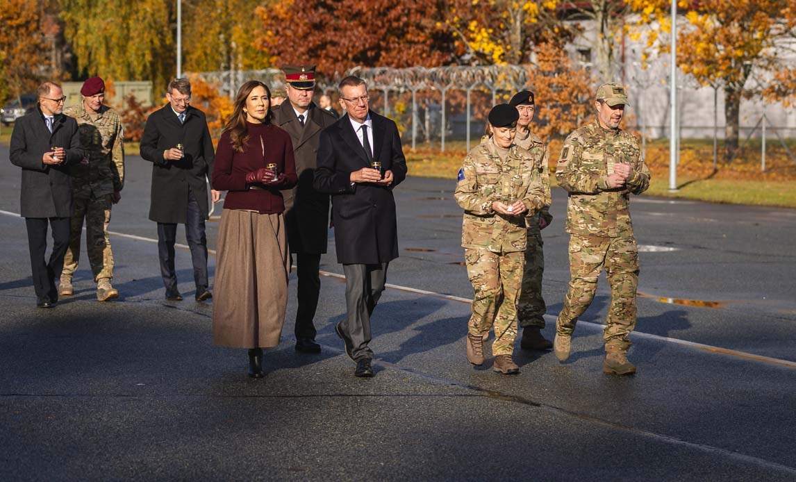 Kongeparret besøger NATOs hovedkvarter i Letland