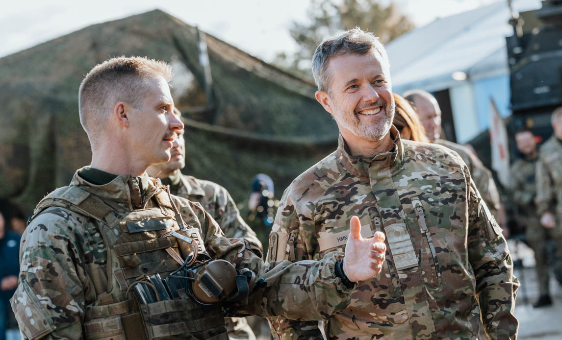 Kongen samtaler med soldater under forevisning af udstyr