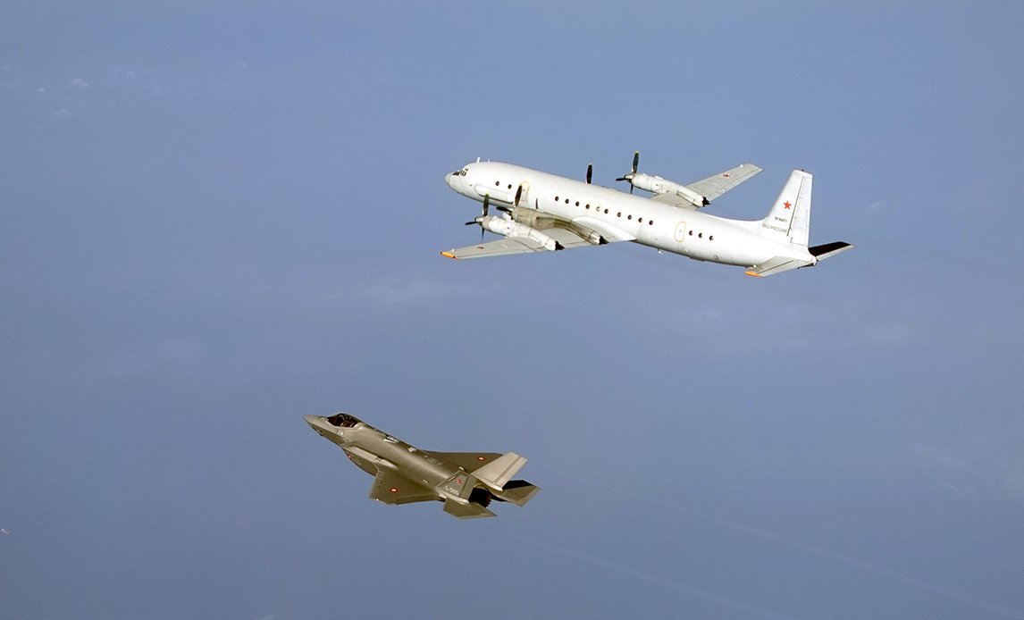 F-35-lampfly fra afvisningsberedskabet følget et russisk overvågningsfly over Østersøen