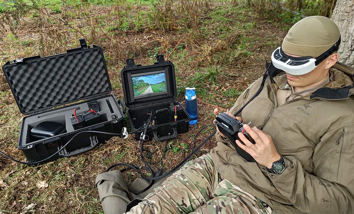 Dansk dronepilot flyver FPV-drone for at understøtte uddannelsen.