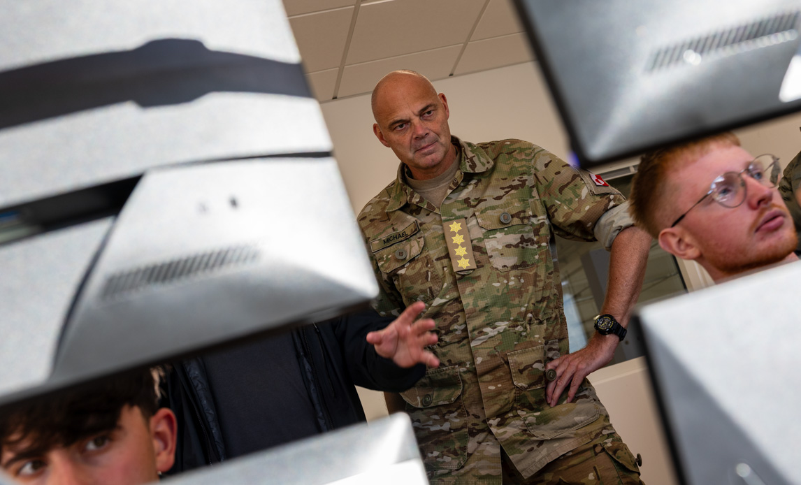 Forsvarschefen med soldater fra britisk enhed