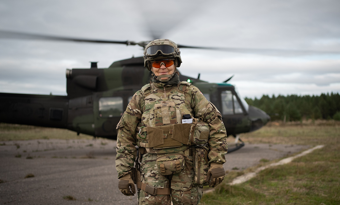 Den årlige øvelse Namejs finder lige nu sted i Letland, hvor udstationerede NATO-soldater og lettiske styrker forsvarer sig mod et fjendtligt angreb. Forleden besøgte den danske general Jette Albinus nogle af de lettiske enheder, som hun vil få kommandoen over i tilfælde af at Letland angribes.