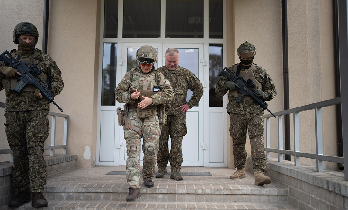 Den årlige øvelse Namejs finder lige nu sted i Letland, hvor udstationerede NATO-soldater og lettiske styrker forsvarer sig mod et fjendtligt angreb. Forleden besøgte den danske general Jette Albinus nogle af de lettiske enheder, som hun vil få kommandoen over i tilfælde af at Letland angribes.