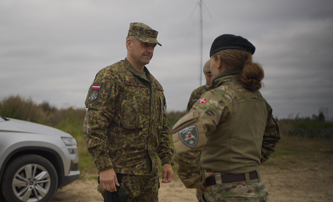 Den årlige øvelse Namejs finder lige nu sted i Letland, hvor udstationerede NATO-soldater og lettiske styrker forsvarer sig mod et fjendtligt angreb. Forleden besøgte den danske general Jette Albinus nogle af de lettiske enheder, som hun vil få kommandoen over i tilfælde af at Letland angribes.