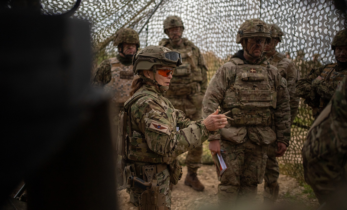 Den årlige øvelse Namejs finder lige nu sted i Letland, hvor udstationerede NATO-soldater og lettiske styrker forsvarer sig mod et fjendtligt angreb. Forleden besøgte den danske general Jette Albinus nogle af de lettiske enheder, som hun vil få kommandoen over i tilfælde af at Letland angribes.