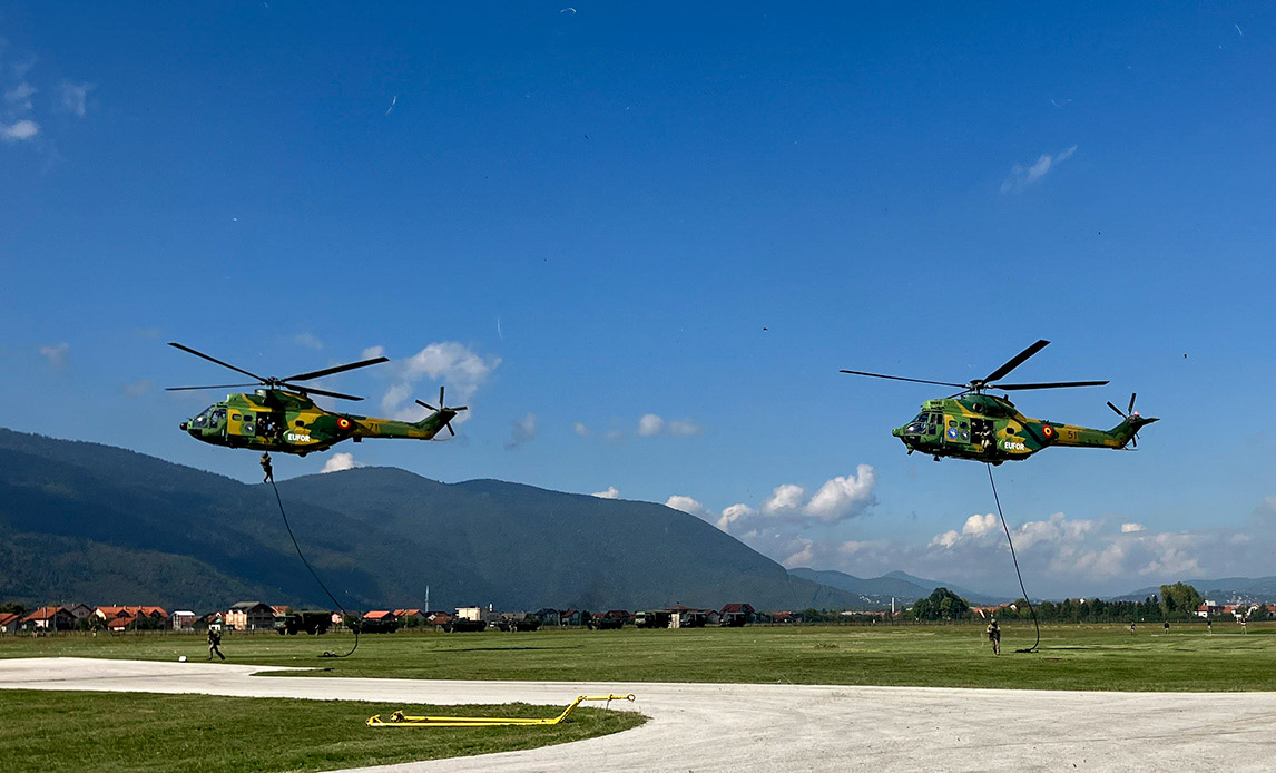 to helikoptere i Bosnien