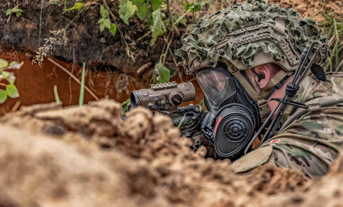 Panserinfanterister træner i skyttegrav