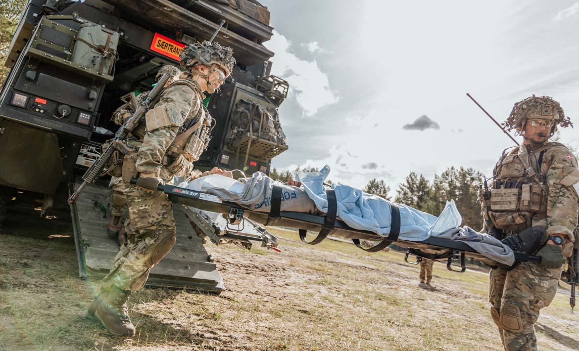 såret soldat på båre under øvelse