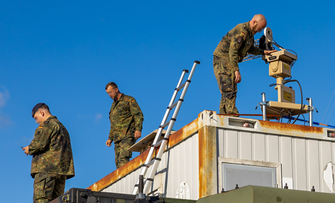Tyske soldater gør udstyr klar