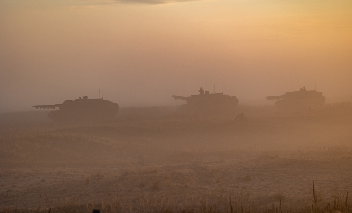 Kampvognseskadronen ankommer til skydebanen i de tågede morgentimer.
