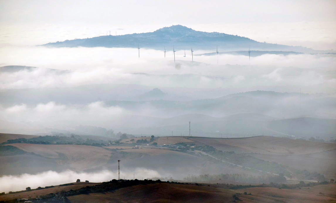 De varme, solrige dage er afløst af lavthængende skyer og blød morgentåge, som lægger sig stille over landskabet.