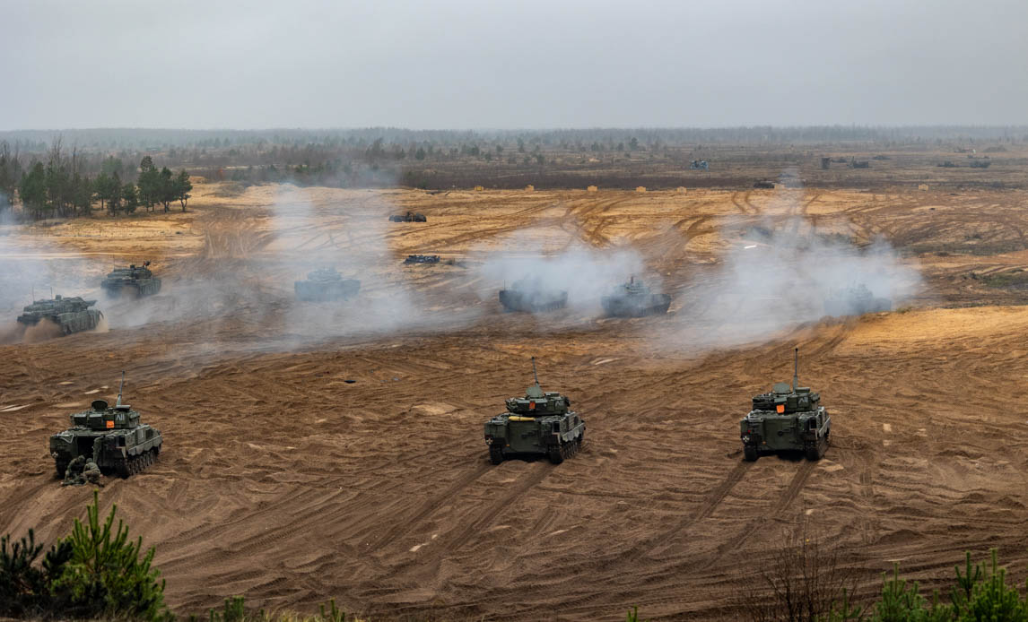 Danske kampvogne og infanterikampkøretøjer støttet spanske køre-tøjer og morterer under Distinguished Visitors Day.