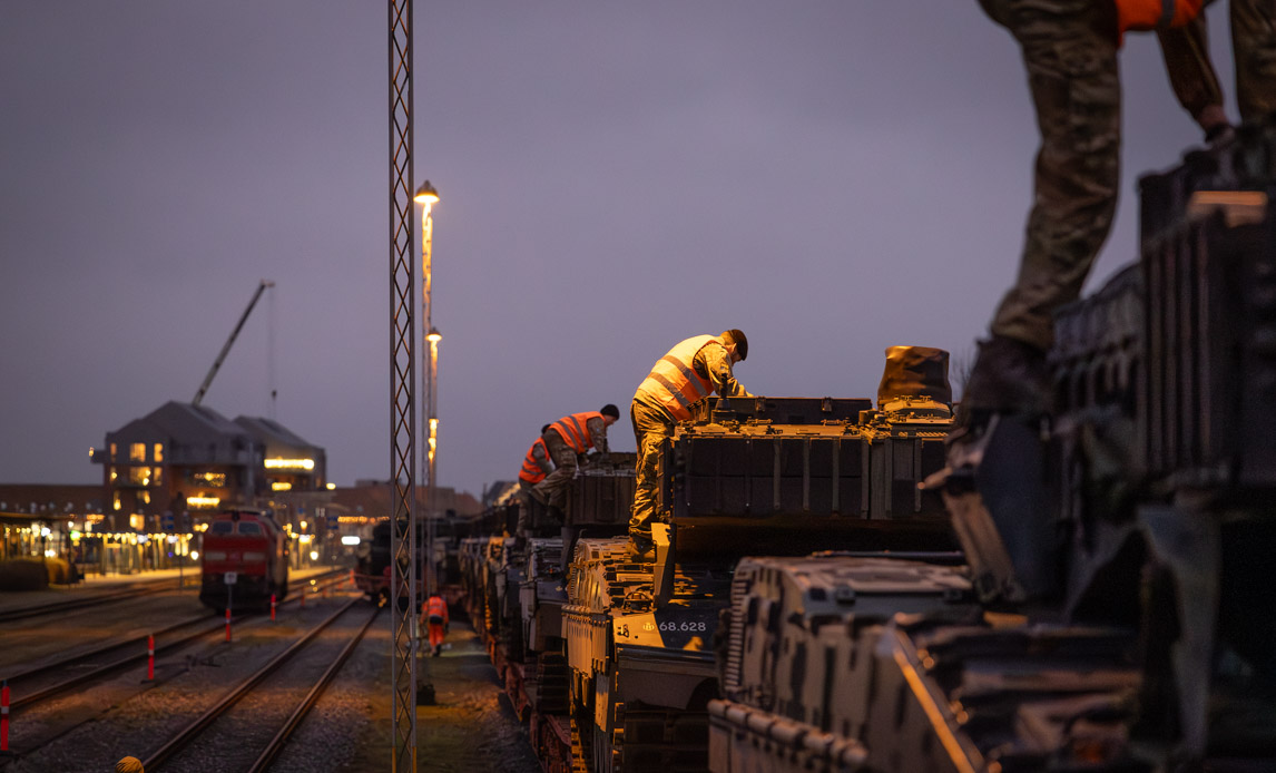 Besætninger stiger ombord på kampvogne