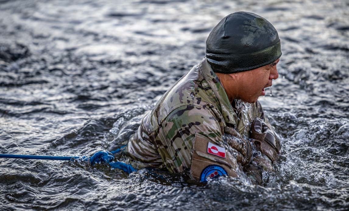 Værnepligt i Grønland i iskoldt vand