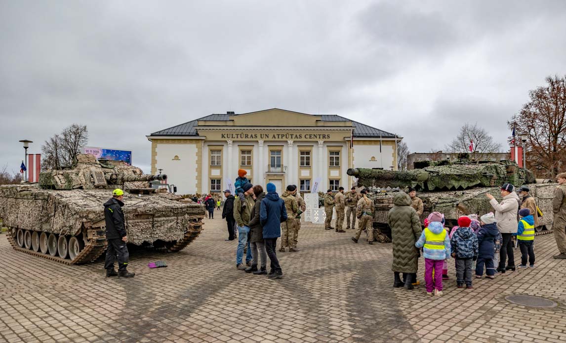 Dansk materiel foran lettisk kulturcenter i den østlettiske by Balvi.