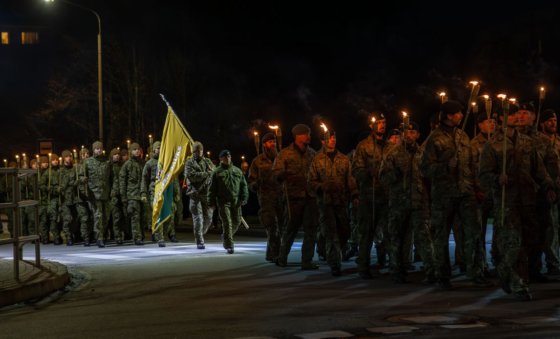 Dansk soldater deltager i fakkeloptog for Letlands faldne veteraner (Lāčplēsis dag).