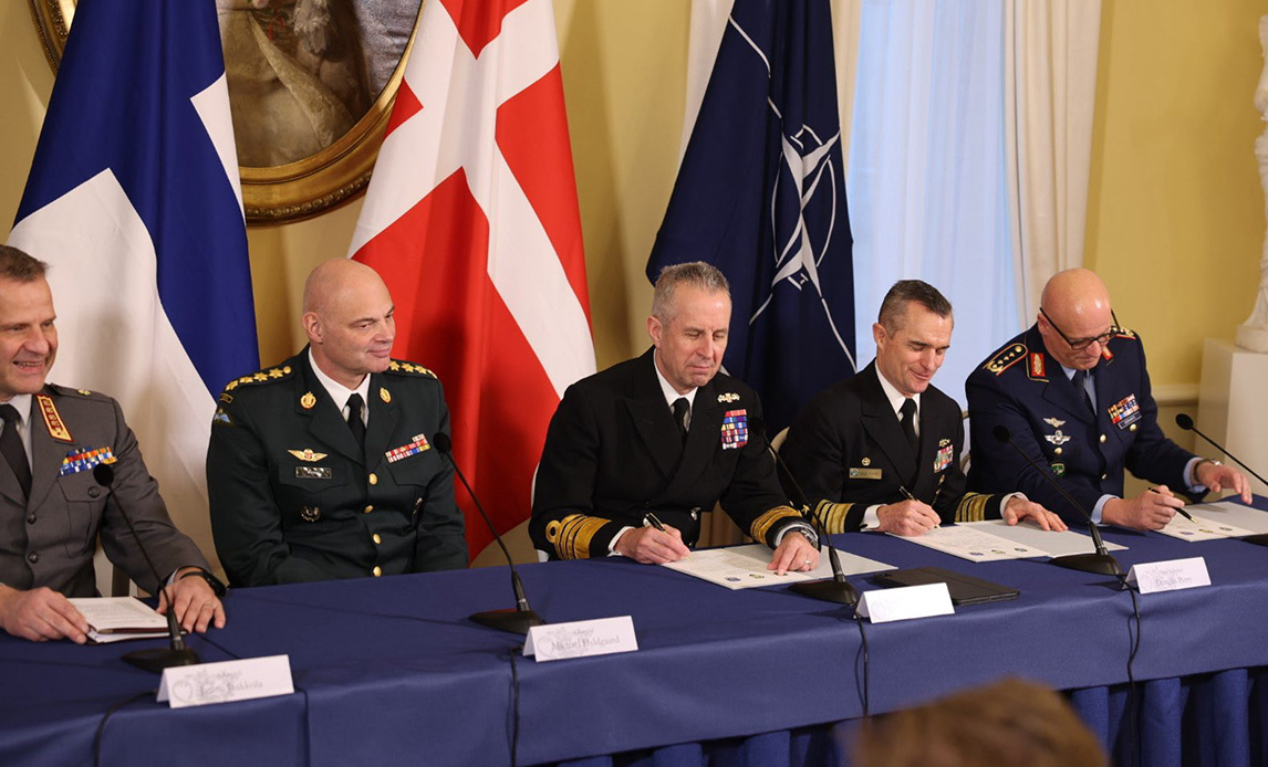 De nordiske forsvarschefer og topfolkene fra NATOs hovedkvarterer ved markeringen af overgangen til Norfolk. Foto; Tobias Roed Jensen / Forsvaret