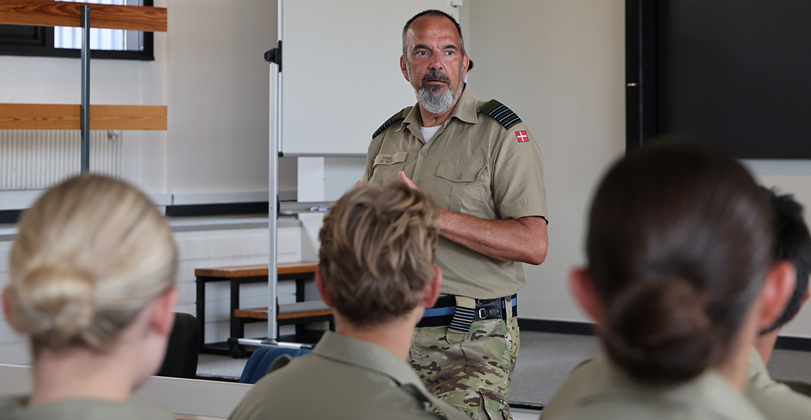 Chefen for Air Defence Wing, obserst Jan Toft, byder de værnepligtige velkommen.