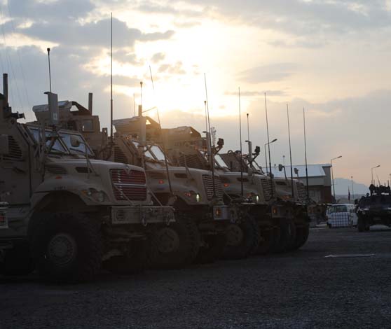 Sikrings- og eskorteenhedens køretøjer, som de transporterer missionens rådgivere rundt i Kabul med.