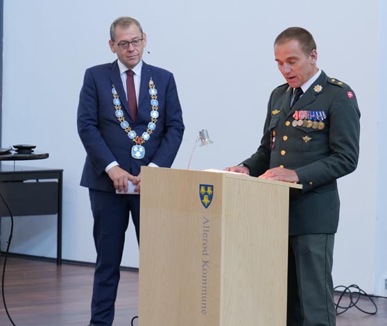 Borgmester Karsten Längerich og stabschef fra Livgarden major Søren Schwartz Søren, der holdt tale.