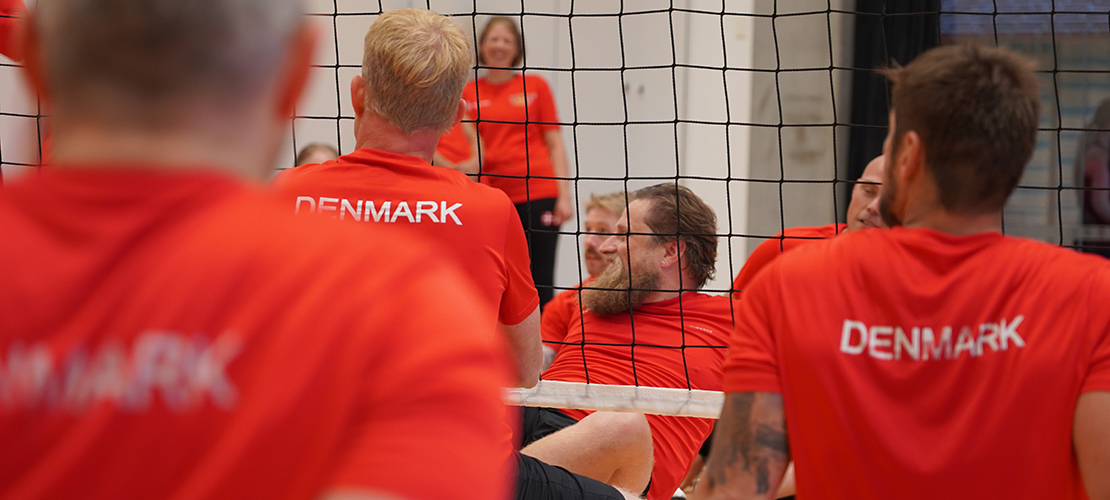Deltagere fra 2025 træner siddende volleyball