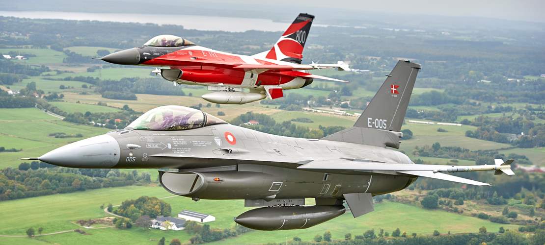 Formation med F-16 kampfly.