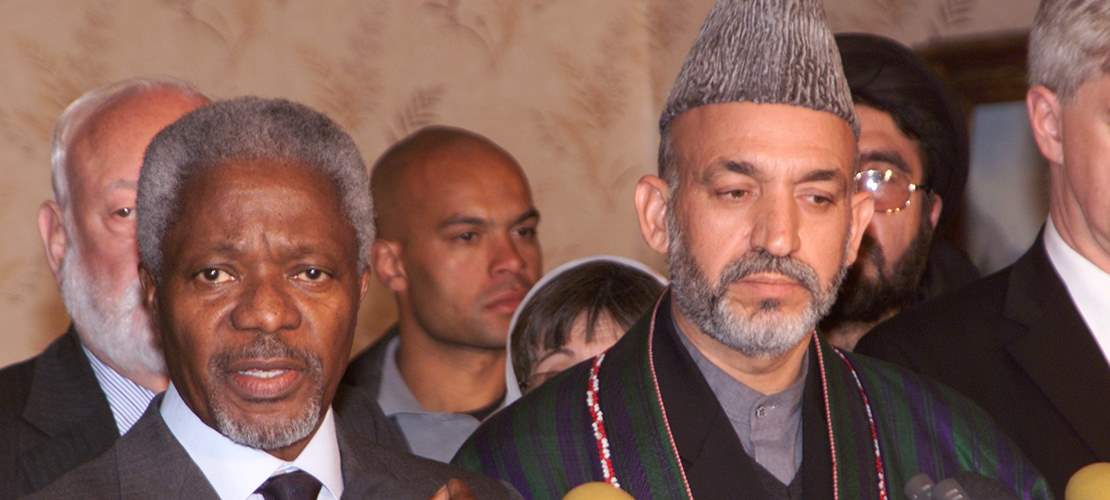 FNs generalsekretær Kofi Annan sammen med Hamid Karzai, der blev udnævt til midlertidig leder af Ahghanistan i 2002.Han var præsident 2004-2014.