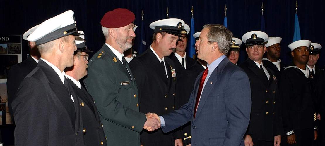 USA's præsident George W. Bush takker chefen for Jægerkorpset, oberstløjtnant Frank Lissner, for indsatsen under Operation Enduring Freedom. Foto: Jægerkorpset / Forsvaret.