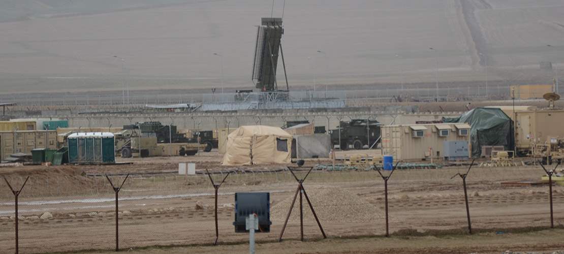 Flyvevåbnets mobilt luftkontrol-center i Camp Marmal i Mazar-e Sharif. Den store radar er en AN-TPS-77 langtrækkende mobilradar med en rækkevidde på helt op til 750 kilometer.