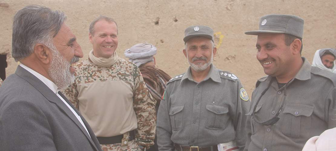 Nummer 2 fra venstre er næstkommanderende fra ISAF hold 11, der her deltager i en shura med afghansk politi.