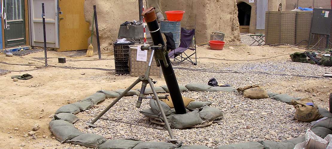 Mortérgraven i patruljebase. Fires kan bl.a. sørge for ildstøtte fra mortérer. Foto fra pressebesøg ved ISAF hold 11 dateret 14. april 2011.