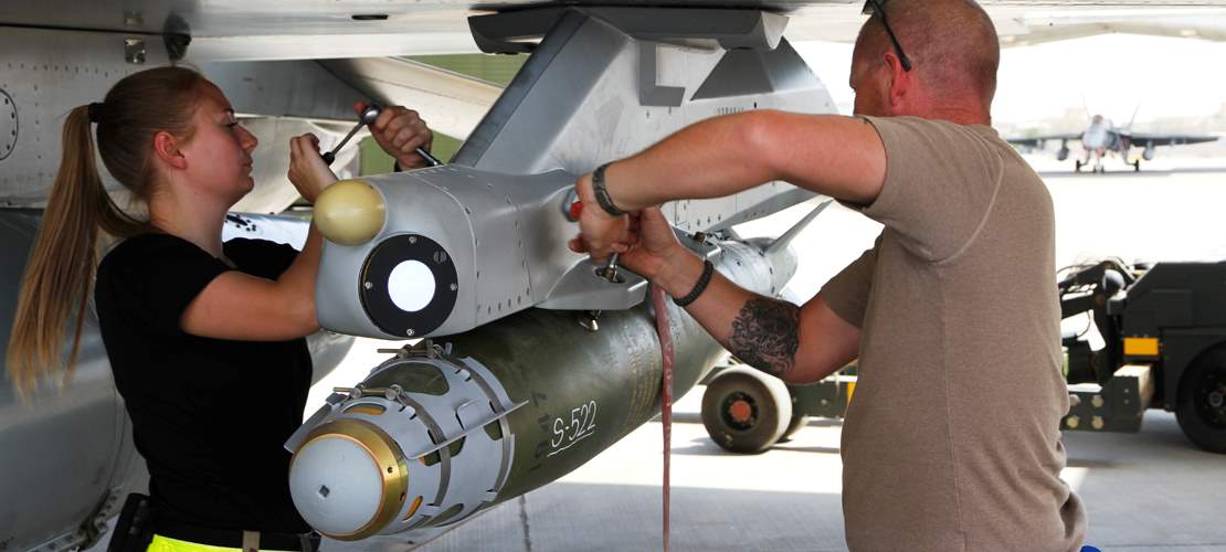 Teknikere klargør bombe på F-16 kampfly på basen i Kuwait.