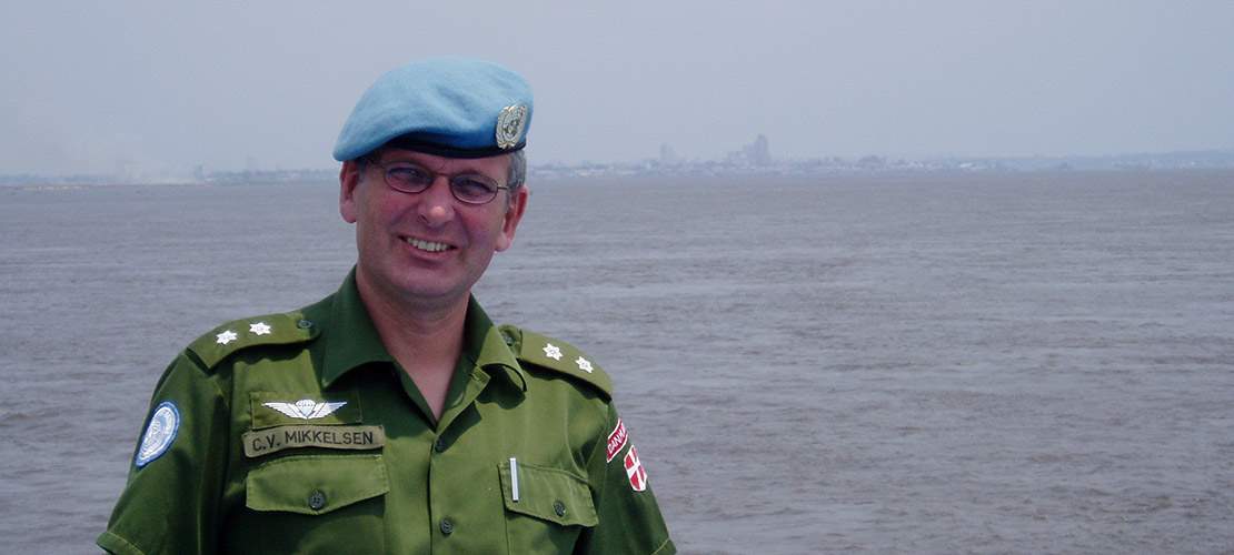 Oberstløjtnant Claus V. Mikkelsen med på patrulje på Congofloden ud for Kinshasa, september 2004. FN patruljerede på floden for at hindre illegale transporter af blandt andet militsstyrker, våben og mineraler. Claus Mikkelsen deltog i patruljen for at lære om flodpatruljernes opgaver og de vilkår, de virker under. Den viden kunne han senere skal bruge i sin undervisning og inspektionsvirksomhed af FN-soldater og -observatører.