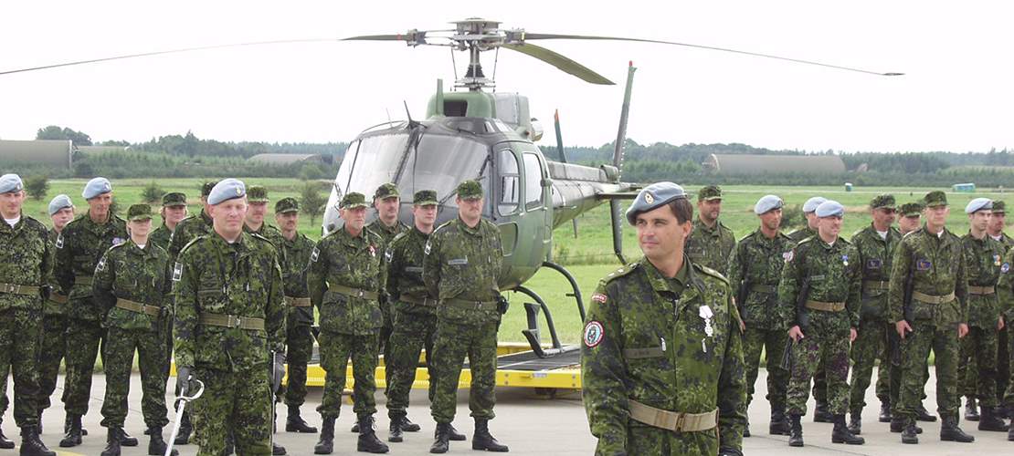 Parade hos Hærens Flyvetjeneste på Flyvestation Vandel i anledning af afsendelse af helikoptere til Makedonien  5. august 2002.