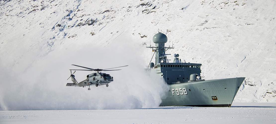 Seahawk maritim helikopter. sidste uge sejlede Inspektionsskibet Triton ind i Kangerlussuaq-fjorden i Grønland for at hente vigtige reservedele. Uden dem kunne skibet ikke fortsætte den vigtige patruljering af grønlandske
farvande.