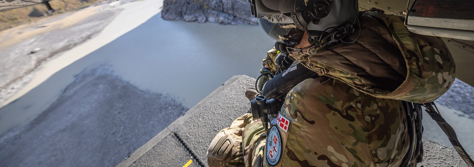Soldat fra Helicopter Wing på rampen af en EH101 helikopter i Grønland under øvelse Arctic Shield
