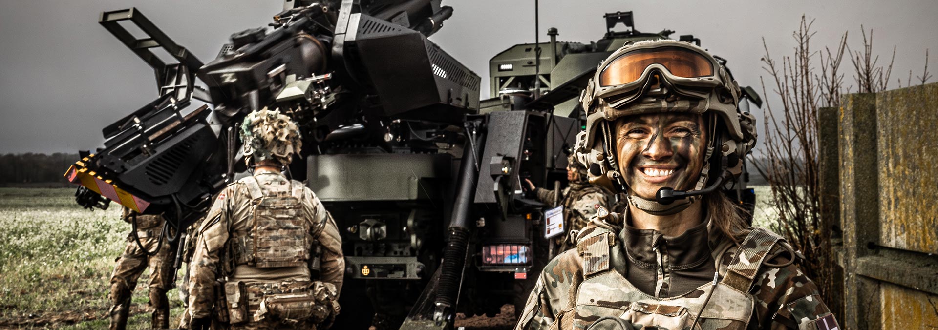 Soldat med skydende Atmos selvkørende kanon i baggrunden