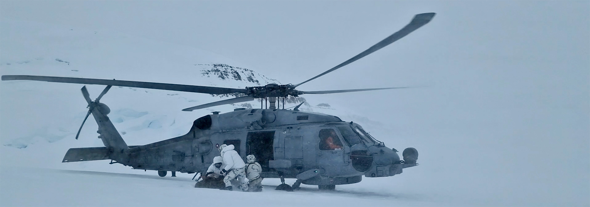 Arktiske specialister med helikopter i Grønland