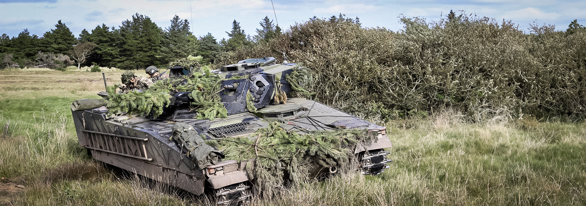 Infanterikampkøretøj i Forsvarets øvelsesterræn ved Oksbøl i forbindelse med øvelsen Brave Lion.